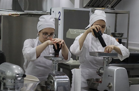 Студенты пензенского колледжа готовят осетинские пироги в рамках Чемпионата «Профессионалы» 